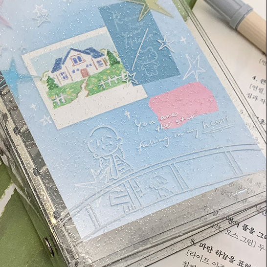 Molinta Binder - Stargazing
Dreamy, compact, and perfect for everyday planning — the Stargazing Binder brings a soft celestial charm to your stationery setup. Covered in glitter, this binder sparkles with every movement, making it a standout piece in any stationery collection. An elastic closure keeps your pages snug and secure, while the adorable girl keychain adds a sweet, whimsical touch that completes the look.
This binder is built in the M5 size, making it wonderfully portable — easy to slip into bag