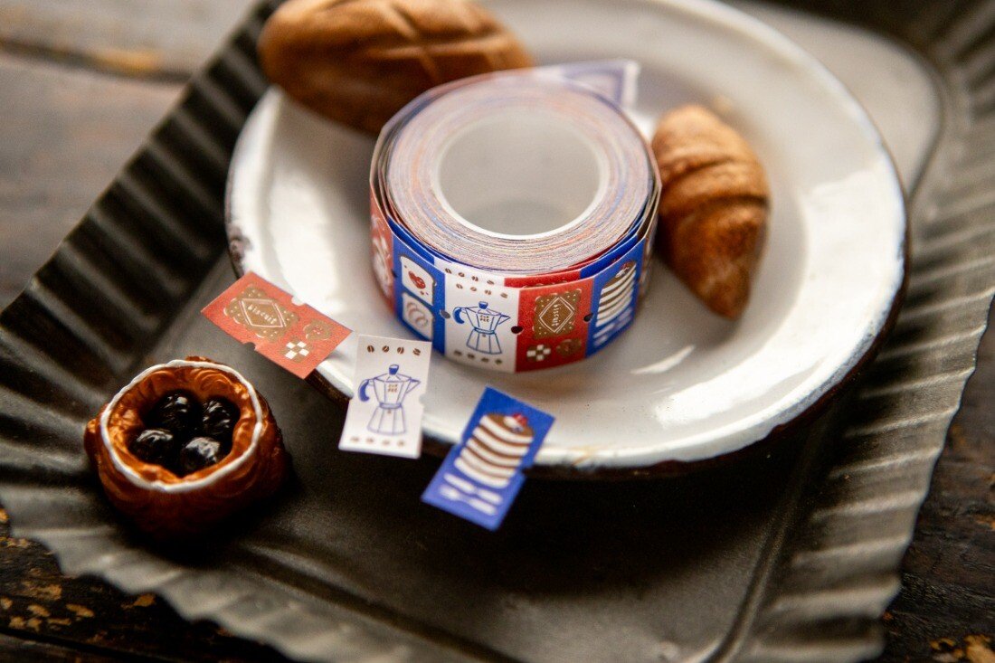 An assortment of stickers with drinks and sweets that pair well together to bring a cozy atmosphere anywhere you place them.
- Label Size 21.5 x 12 mm
- 6 Designs, approx. 500 labels per roll