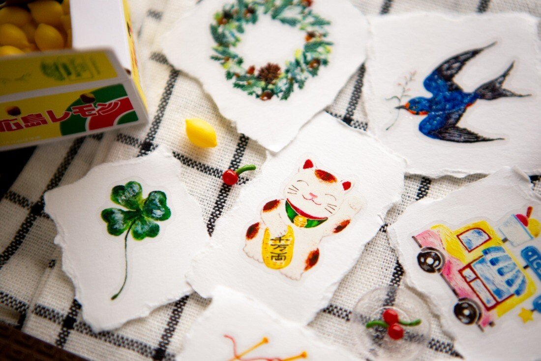 In everyday life,
there are always moments when we wish for a little bit of luck.
Paper cranes for good health, tiny fortune cookies,
a star on a barn door, a four-leaf clover…
The illustrations from this year’s Fortune planner into die-cut PET tapes.