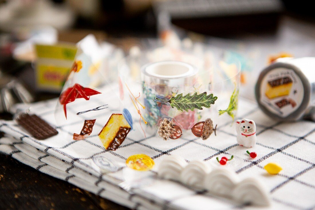 In everyday life,
there are always moments when we wish for a little bit of luck.
Paper cranes for good health, tiny fortune cookies,
a star on a barn door, a four-leaf clover…
The illustrations from this year’s Fortune planner into die-cut PET tapes.