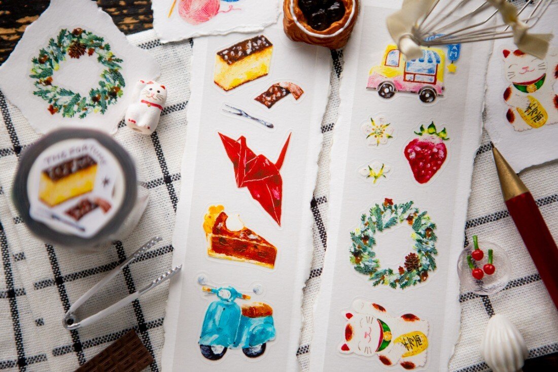 In everyday life,
there are always moments when we wish for a little bit of luck.
Paper cranes for good health, tiny fortune cookies,
a star on a barn door, a four-leaf clover…
The illustrations from this year’s Fortune planner into die-cut PET tapes.