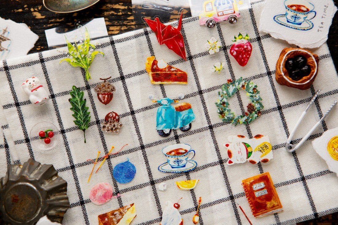 In everyday life,
there are always moments when we wish for a little bit of luck.
Paper cranes for good health, tiny fortune cookies,
a star on a barn door, a four-leaf clover…
The illustrations from this year’s Fortune planner into die-cut PET tapes.