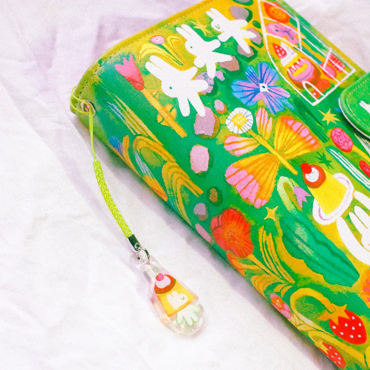 This is a A6 six ring binder that measures 14 cm x 19 cm when closed! It includes interior pockets for extra storage and a hole on the spine for charms.
This binder is great for storing stickers, sticker packs, note cards, photo cards, pet tape loops, ephemera and small sticker sheets. They can also be filled with paper and used as a notebook or journal.