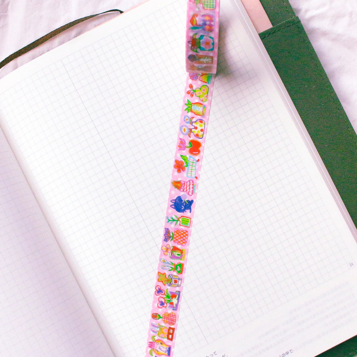 Odd Rabbits - Maebee's Flowers Washi Tape
15mm x 10m glitter washi tape.
Great for journaling, scrapbooking and sending letters! 