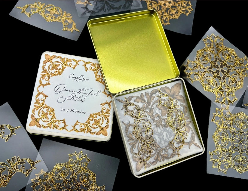 Caja de hojalata con pegatinas de papel de aluminio y adornos