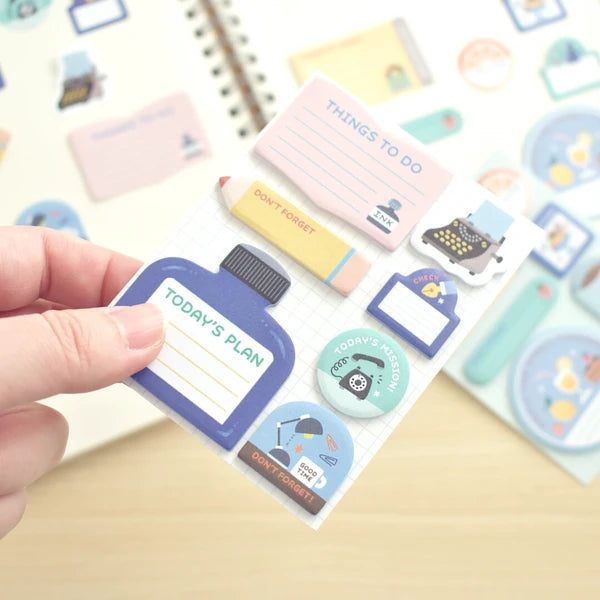 These flake sticky notes are designed by illustrator eric.
They feature a weak adhesive, full-surface adhesive, and are die-cut so you can write on them with water-based pens, oil-based pens, or pencils.
Perfect for quick notes or adding decoration to your planner.
7 designs x 20 each (Total 140pcs)
Weak-adhesive
Includes 1 pack