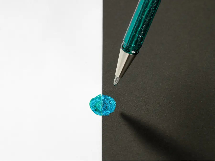 The Dual Metallic is a playful ballpoint pen with two sparkles in one line.
Because the ink and glitter colors are different, they produce colors that can be seen depending on the angle of light and the color of the background.
White paper has a delicate shimmer, and black paper has a deep, fantastic brilliance. With just one pen, you can create a variety of expressions that attract the viewer's heart.
It is finished in a set case made of paper material with a glittering hologram finish. Inside the case, t