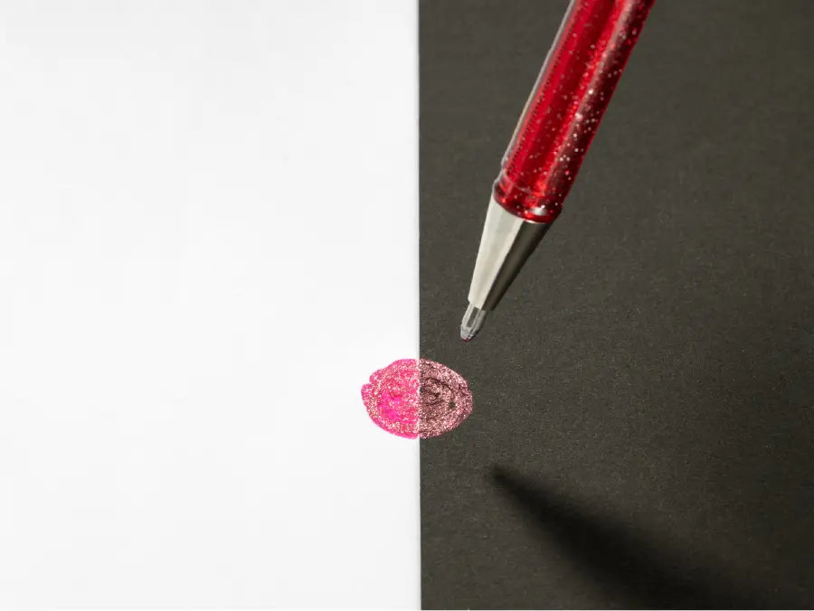 The Dual Metallic is a playful ballpoint pen with two sparkles in one line.
Because the ink and glitter colors are different, they produce colors that can be seen depending on the angle of light and the color of the background.
White paper has a delicate shimmer, and black paper has a deep, fantastic brilliance. With just one pen, you can create a variety of expressions that attract the viewer's heart.
It is finished in a set case made of paper material with a glittering hologram finish. Inside the case, t