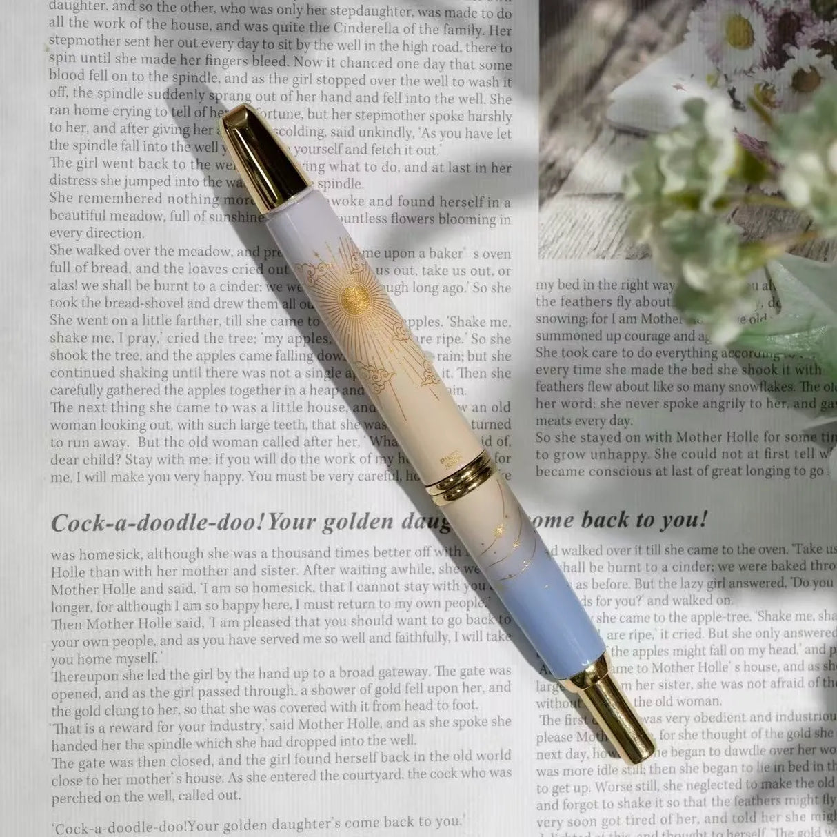 To commemorate 36 years of Kin Chi, this exclusive Pilot Capless “Starry Dawn” captures the quiet magic of the moment when night begins to surrender to morning.
Its softly layered colors move from pale blue through warm golden yellow and into a vivid morning blue, echoing the changing sky just before sunrise. Against the clouds, a radiant golden sun emerges while a scattering of stars still lingers above—an in-between moment where night and day meet.
