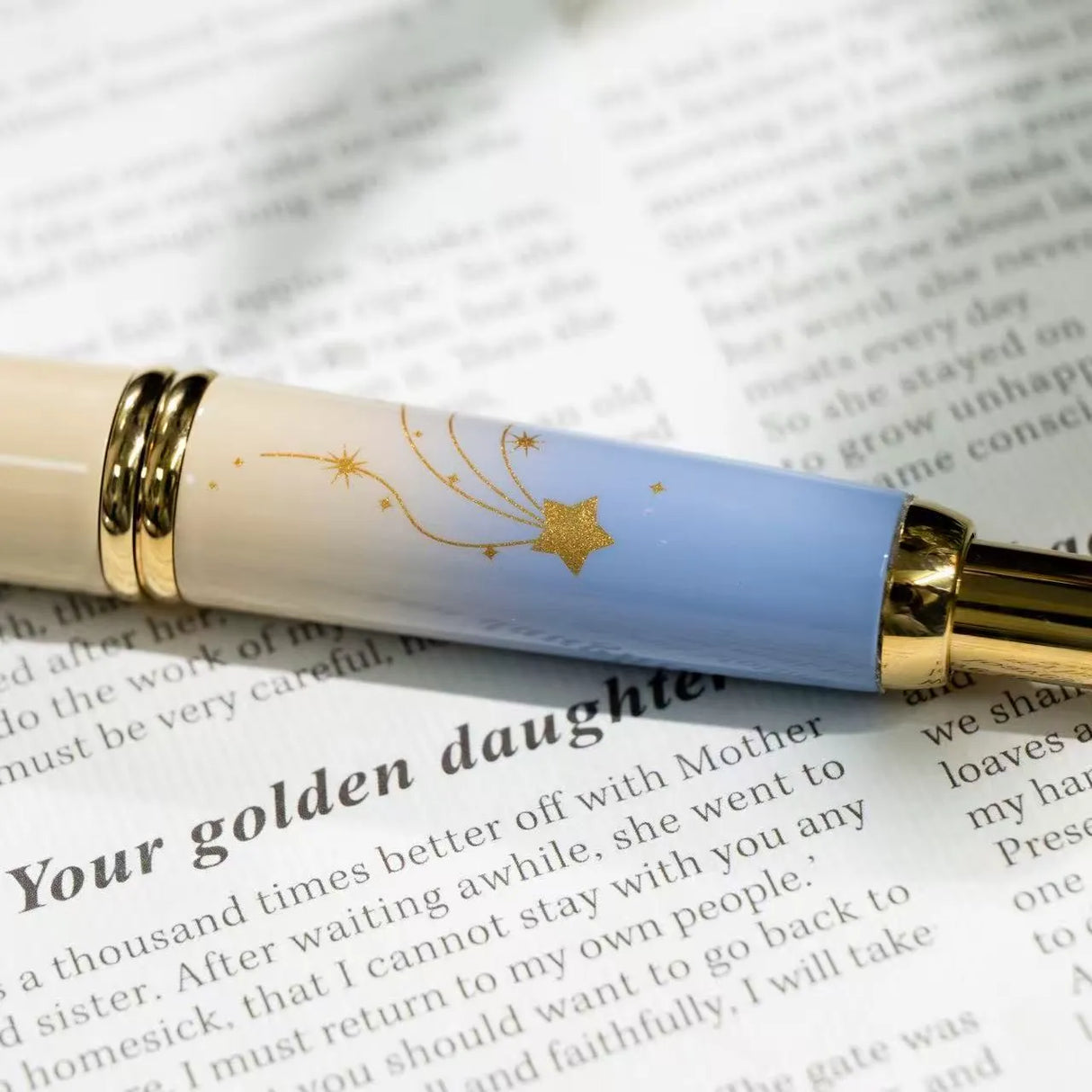 To commemorate 36 years of Kin Chi, this exclusive Pilot Capless “Starry Dawn” captures the quiet magic of the moment when night begins to surrender to morning.
Its softly layered colors move from pale blue through warm golden yellow and into a vivid morning blue, echoing the changing sky just before sunrise. Against the clouds, a radiant golden sun emerges while a scattering of stars still lingers above—an in-between moment where night and day meet.
