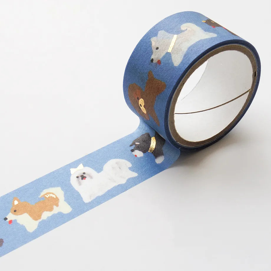 Foil-stamped masking tape by illustrator Reiko Tada. A truly adorable design where various dogs with fluffy fur come one after another. The sparkling gold foil stamping adds a design accent. Cut short to use as stickers, or as a pop point in wrapping or decoration.
✨ Product Features
Gold foil stamping for a subtle, elegant shine
Perfect for decorating planners, journals, cards, gifts, and scrapbooks
High‑quality Cozyca Products washi tape
Size: 20 mm × 5 m