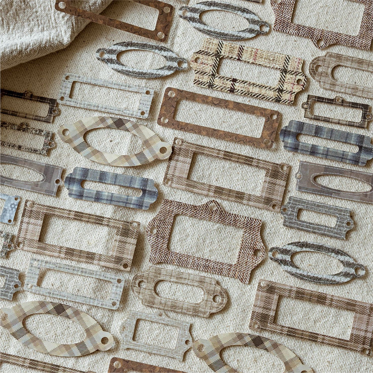 Classic retro card slot with vintage texture stickers that instantly transform your pages into a retro style. These can be used creatively and paired with a 3D mechanism to make your handbag full of vintage surprises!