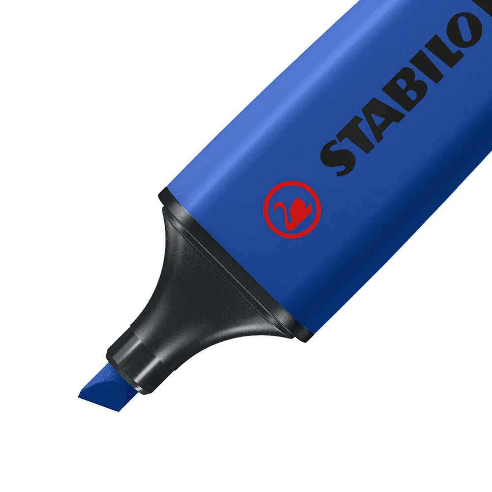 A design classic since 1971 and Europe's number-one highlighter, the STABILO BOSS ORIGINAL NatureCOLORS Wildflower edition brings a fresh, nature-inspired palette to one of stationery's most trusted tools. The collection takes its color cues from the worlds of interior and fashion design, translating them into ten sophisticated NatureCOLORS shades: ultramarine, blush, burgundy, grey violet, warm grey, sienna, mud green, earth green, umber, and beige, that feel at home on any desk.
The iconic chisel tip del