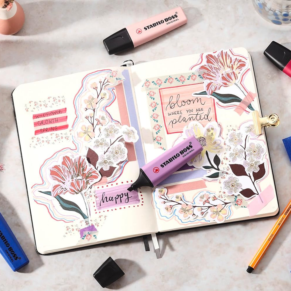 The STABILO BOSS ORIGINAL NatureCOLORS Wildflower highlighter impresses with modern colours and a subtle luminosity that makes any document or study material special. The four colours—ultramarine blue, burgundy red, gray-violet, and rouge—are ideal for anyone who wants to incorporate trendy colors from interior and fashion design into their stationery.
The iconic chisel tip delivers two line widths in a single marker: 2 mm for precise underlining and 5 mm for broad highlighting, making it equally cap