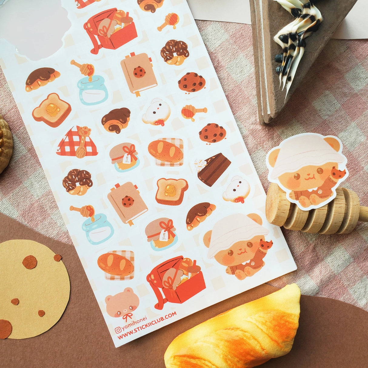 🧺🍯 Pack your blanket for the coziest little picnic! This darling sheet by @yomihonei is filled with flaky croissants, chocolatey buns, chunky cookies, golden loaves, buttery toast, and jars of honey all nestled on a gingham spread. With an adorable bear friend busy filling baskets and tying up tasty treats, it’s a kawaii afternoon of sunshine, crumbs, and cuddly bakery bliss. These stickers will add a drizzle of honeyed happiness wherever you stick them!
Art by: @yomihonei
Top Coating: None
Adhesive Lay