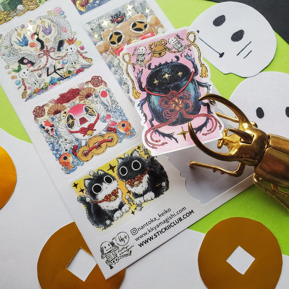 🪙🐸 Luck meets mischief in this enchanting sheet by @nantoka_keiko. In this wild festival of fortune: coin-loving frogs, dancing skeletons, and quirky spirit creatures stack coins, ring bells, and summon good vibes in the most unexpected ways. Stick them anywhere you need a boost of magic, sparkle, and playful fortune!
Art by: @nantoka_keiko