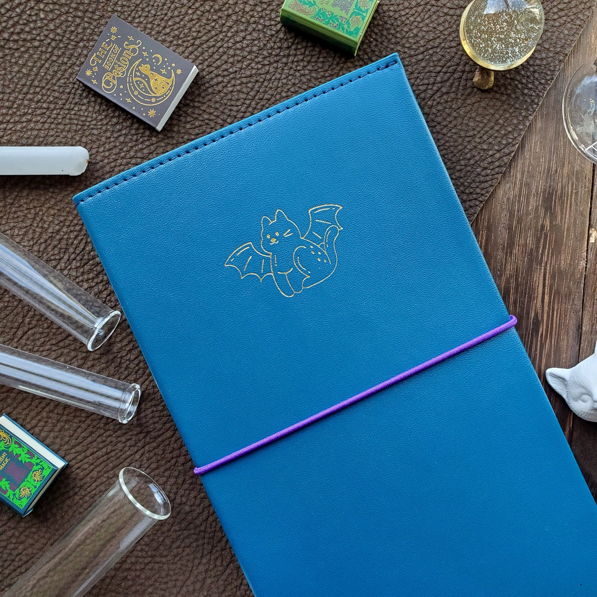 Time to add a little magic to your sticker stash! ✨ Our new Halloween duo has arrived — two perfectly spooky (and irresistibly cute) organizers ready to keep your collection spellbound all season long. Whether you're brewing up cozy crafts or flying into spooky season fun, these organizers will keep your collection safely tucked away in style! 💫
Each organizer features a vegan leather cover with a shimmering gold foil emblem and holds up to 48 sticker sheets across 24 pages.