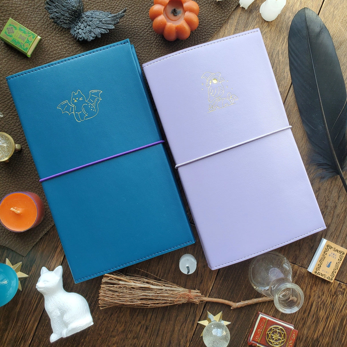 Time to add a little magic to your sticker stash! ✨ Our new Halloween duo has arrived — two perfectly spooky (and irresistibly cute) organizers ready to keep your collection spellbound all season long. Whether you're brewing up cozy crafts or flying into spooky season fun, these organizers will keep your collection safely tucked away in style! 💫
Each organizer features a vegan leather cover with a shimmering gold foil emblem and holds up to 48 sticker sheets across 24 pages.