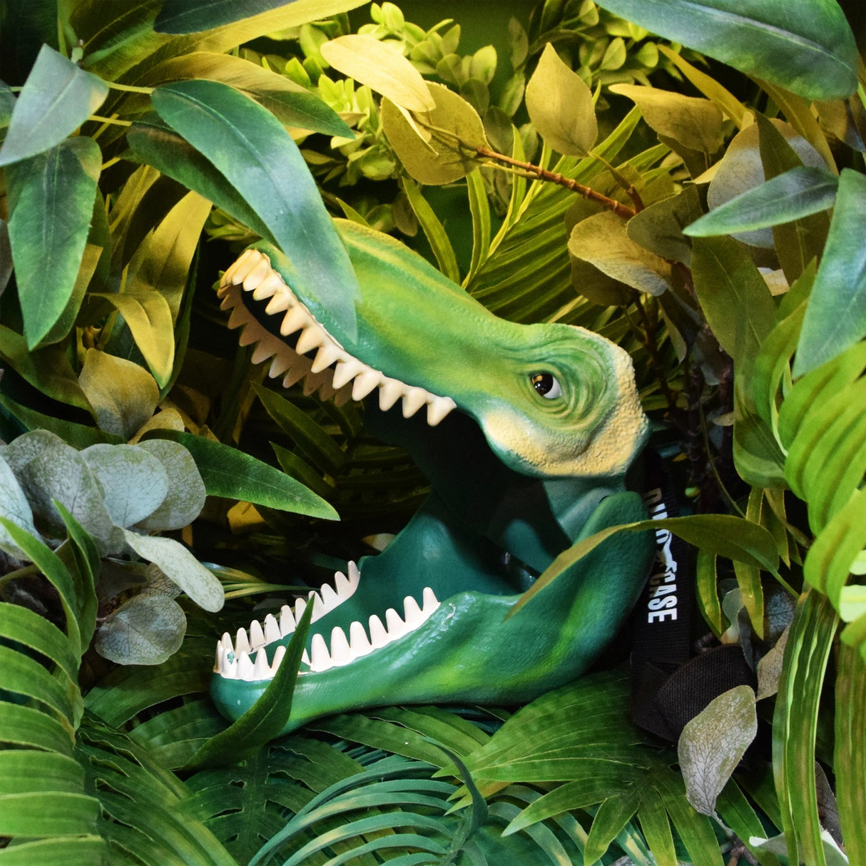 Keep your snacks safe from extinction with this fierce T-Rex head lunchbox. Made from durable polypropylene with a secure silicone lining and a sturdy fabric carry handle, it’s tough enough for any Jurassic adventure. Big enough for sandwiches, fruit, and treats — or for storing toys, crayons, or fossils — this versatile case is perfect for school, play, or travel.