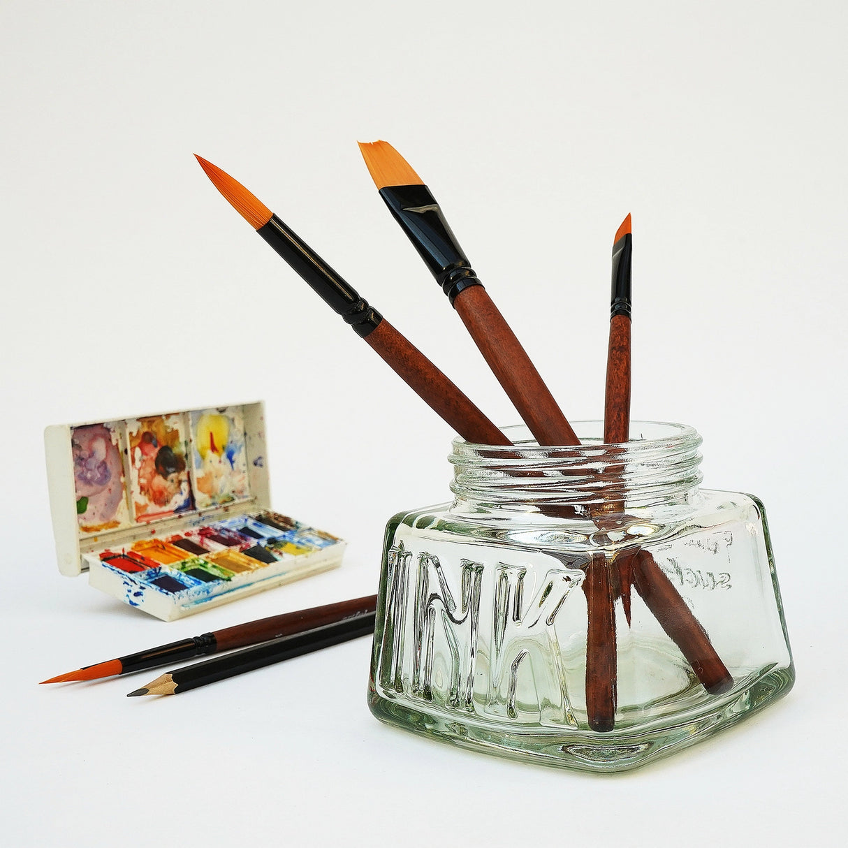 An oversized pen pot designed in the style of a classic inkwell. Made from green-tinted soda glass with plenty of space for your writing tools.
Classic glass pencil pot.
Green tinted soda glass.
Organize your writing tools.
Modern take on a timeless classic.
Pretend you are a Victorian scholar.
Plastic free product and packaging