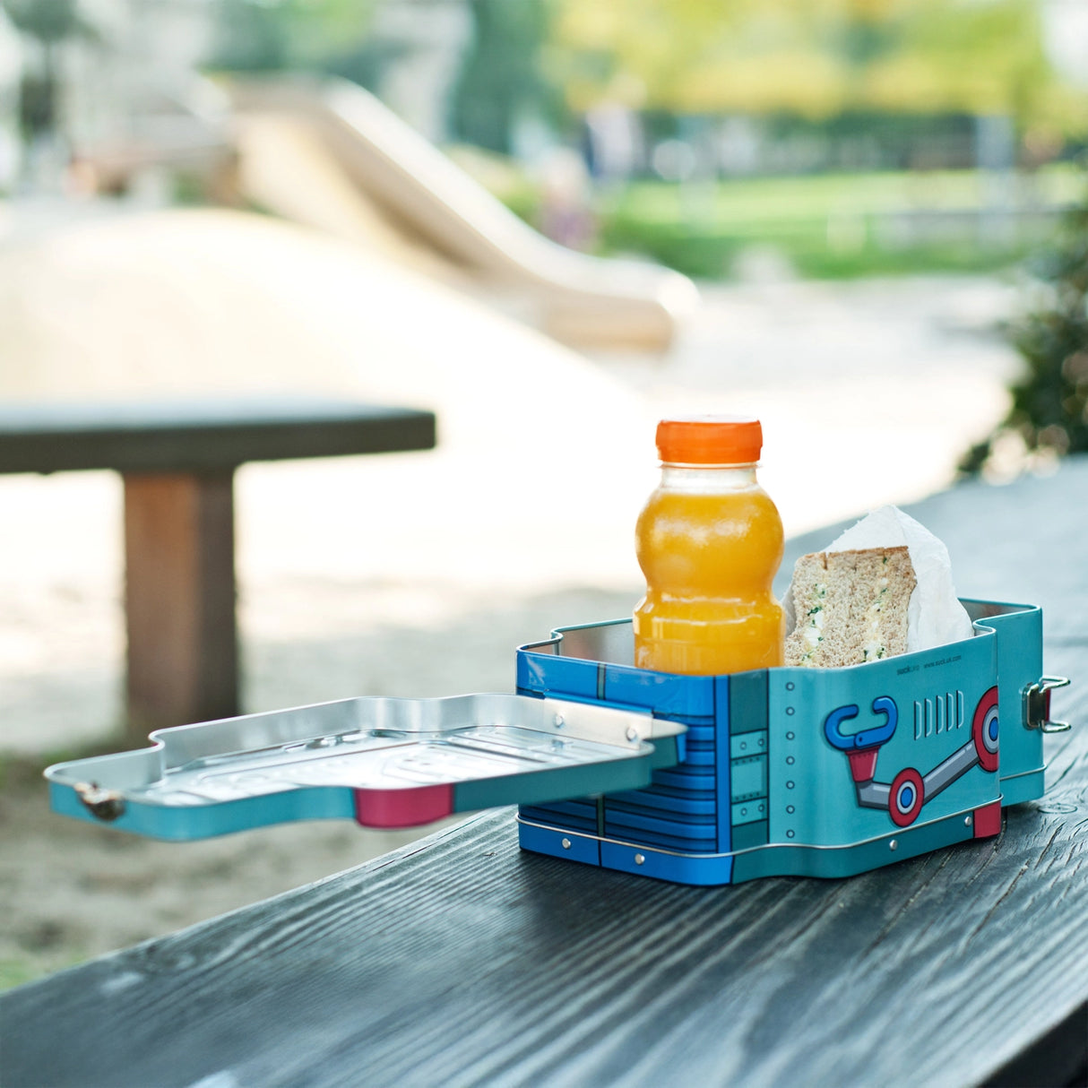Keep your food safe and secure in this retro lunchbox.
There's plenty of space in the Lunch-Bot for all the essentials - sandwiches, fruit and even a sneaky chocolate bar! Make mealtimes and your lunchtime fun again with this great alternative to typical lunchboxes.