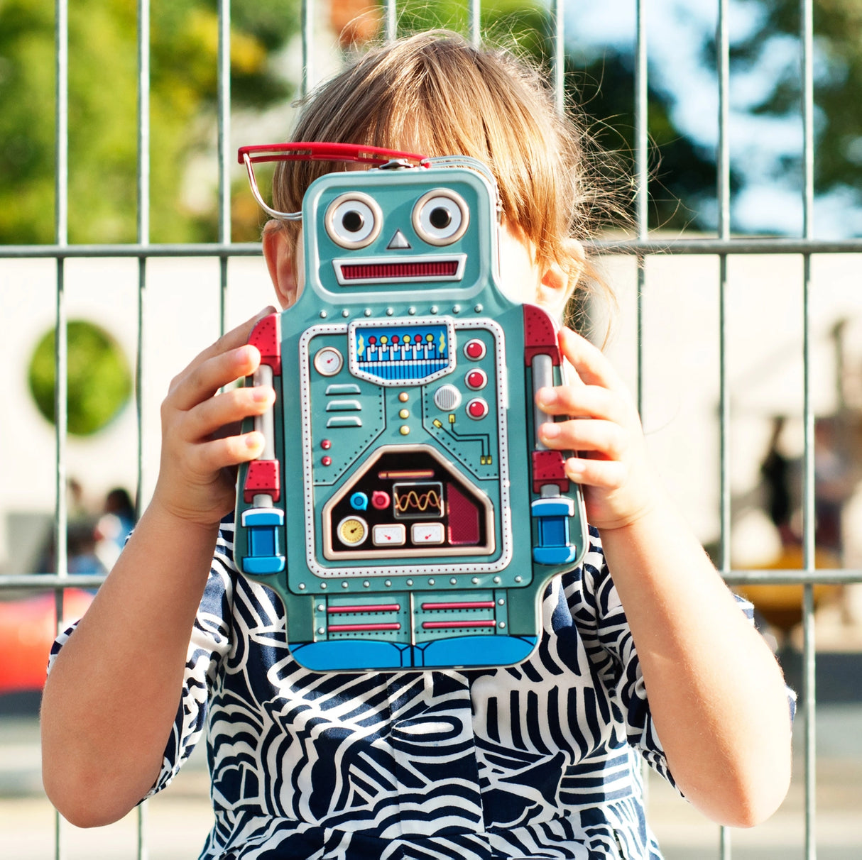Keep your food safe and secure in this retro lunchbox.
There's plenty of space in the Lunch-Bot for all the essentials - sandwiches, fruit and even a sneaky chocolate bar! Make mealtimes and your lunchtime fun again with this great alternative to typical lunchboxes.