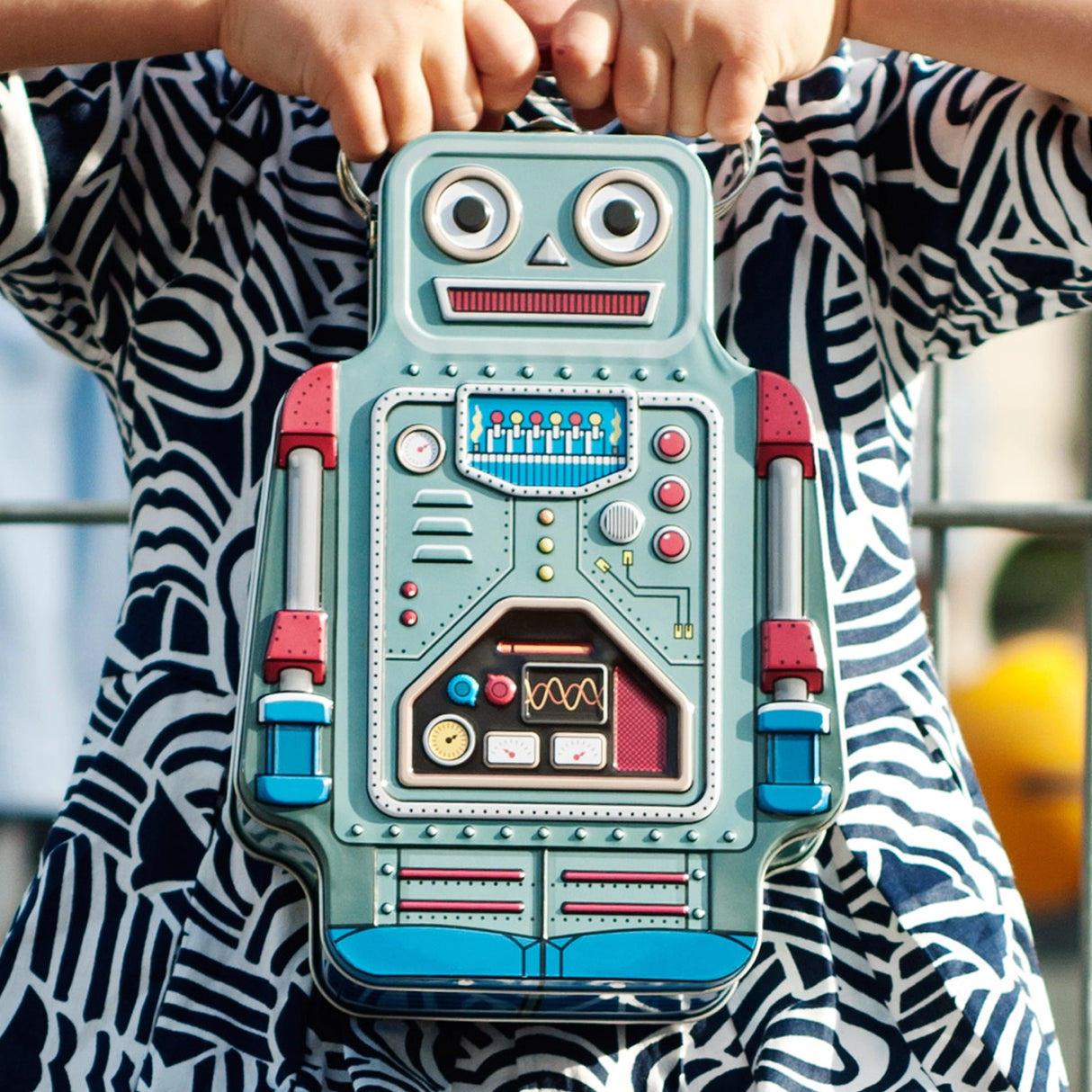 Keep your food safe and secure in this retro lunchbox.
There's plenty of space in the Lunch-Bot for all the essentials - sandwiches, fruit and even a sneaky chocolate bar! Make mealtimes and your lunchtime fun again with this great alternative to typical lunchboxes.