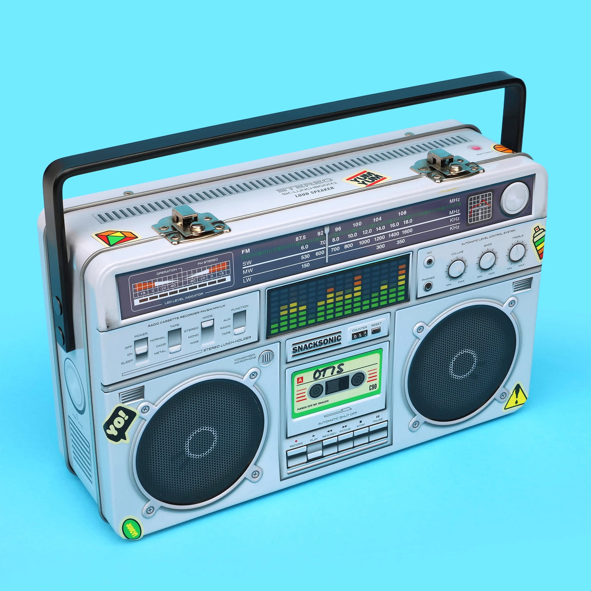 Cool kids bring their own lunch. The coolest kids carry lunch like it's 1989 and you're a street-wise New-York Hip-Hop kid. A classic tin lunch box disguised as a super cool retro ghetto blaster. Big enough for a good size packed lunch and fun enough for both kids and adults. Experience the nostalgia of the 80s. Keep your food fresh and organized. This is not just a lunch box, this is a statement of intent!
Durable and built to last the rigours of school.
Animated lenticular graphic equalizer.
Metal
