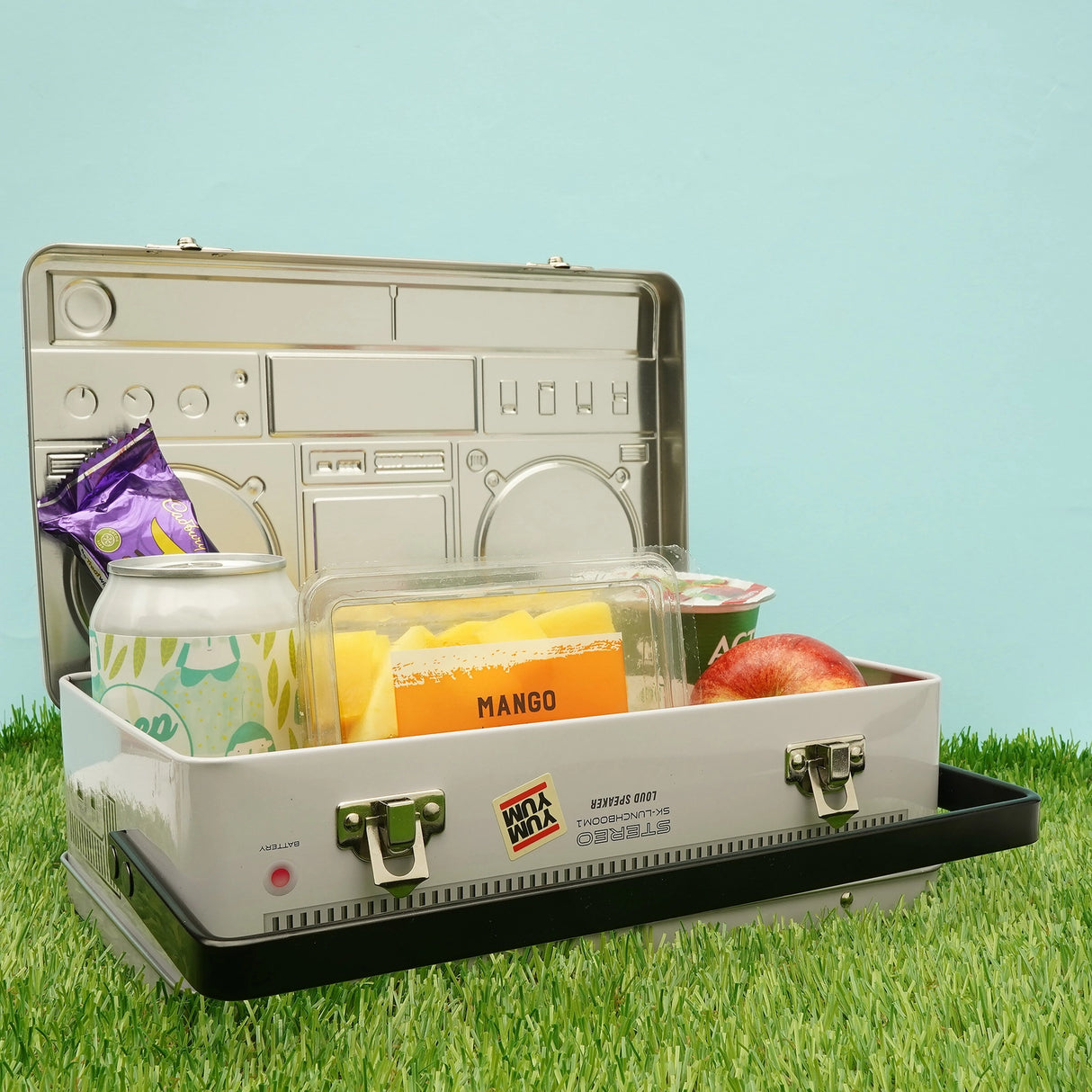 Cool kids bring their own lunch. The coolest kids carry lunch like it's 1989 and you're a street-wise New-York Hip-Hop kid. A classic tin lunch box disguised as a super cool retro ghetto blaster. Big enough for a good size packed lunch and fun enough for both kids and adults. Experience the nostalgia of the 80s. Keep your food fresh and organized. This is not just a lunch box, this is a statement of intent!
Durable and built to last the rigours of school.
Animated lenticular graphic equalizer.
Metal