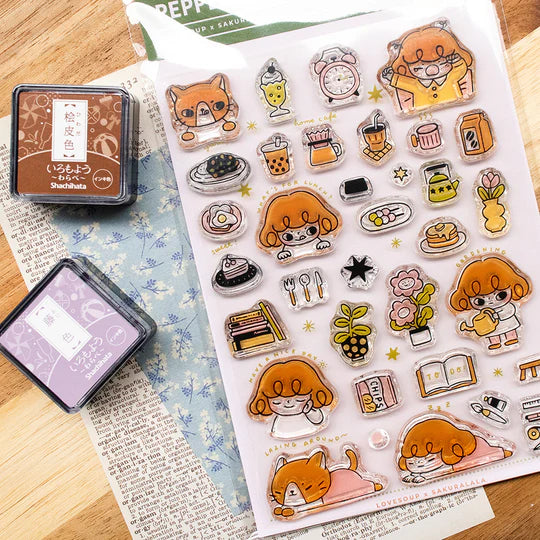 It starts with being woken up by an alarm clock, eating, drinking, watering flowers, enjoying notebook time, reading, and rumbling. Pepper's expression and gestures are very adorable stamps. My partner cat is also cute! It is practical and easy to use as a notebook.
This stamp set is a collaboration between Sakuralala and Love Soup, an Australian artist based in Japan that illustrates pictures of Lazy Girl Pepper. These stamps are the perfect addition for your journal or planner!