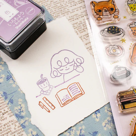 It starts with being woken up by an alarm clock, eating, drinking, watering flowers, enjoying notebook time, reading, and rumbling. Pepper's expression and gestures are very adorable stamps. My partner cat is also cute! It is practical and easy to use as a notebook.
This stamp set is a collaboration between Sakuralala and Love Soup, an Australian artist based in Japan that illustrates pictures of Lazy Girl Pepper. These stamps are the perfect addition for your journal or planner!