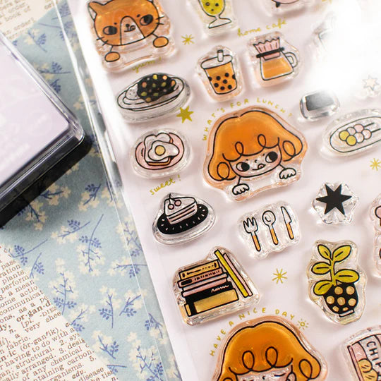 It starts with being woken up by an alarm clock, eating, drinking, watering flowers, enjoying notebook time, reading, and rumbling. Pepper's expression and gestures are very adorable stamps. My partner cat is also cute! It is practical and easy to use as a notebook.
This stamp set is a collaboration between Sakuralala and Love Soup, an Australian artist based in Japan that illustrates pictures of Lazy Girl Pepper. These stamps are the perfect addition for your journal or planner!
