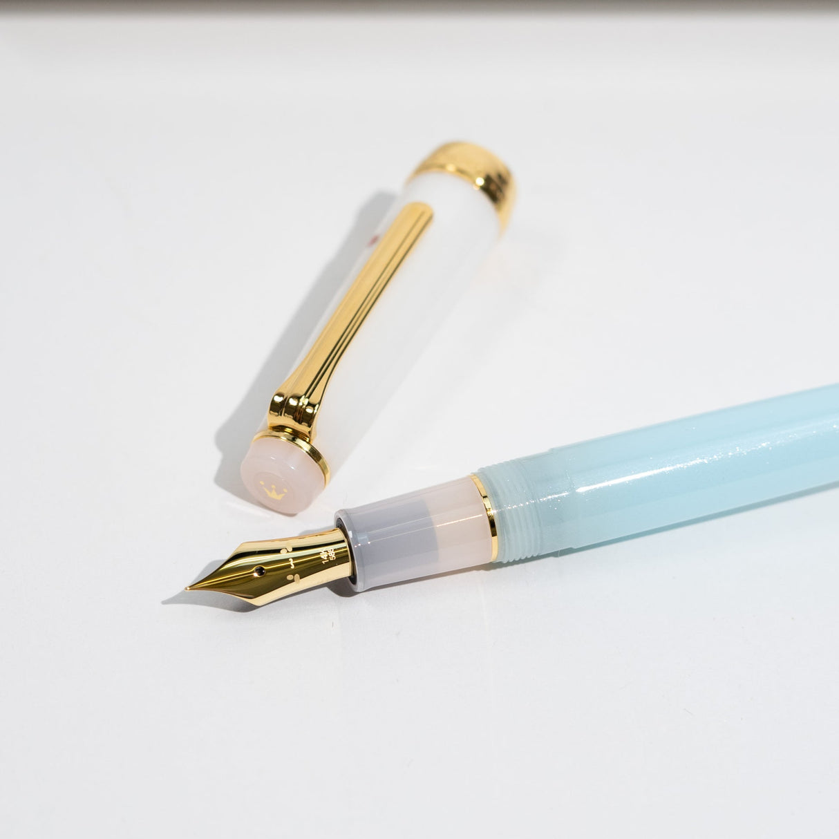 Sanrio x Sailor collaboration features the beloved character Cinnamoroll on a limited‑edition Professional Gear Slim. The 14k gold nib is engraved with Cinnamoroll’s sweet face, paired with a soft pastel colorway and an illustrated cap.