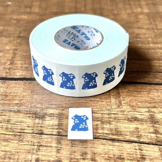 Seitousha Label Sticker Roll - Dress
This is Seitousha's new labeler roll seal.
About 1,000 sheets are included, and the lightly adhesive stickers can be written with a pen, so they can also be used as sticky notes.
✨ Product Features
Perfect for decorating planners, journals, cards, gifts, and scrapbooks
Aprox. 1,000 stickers