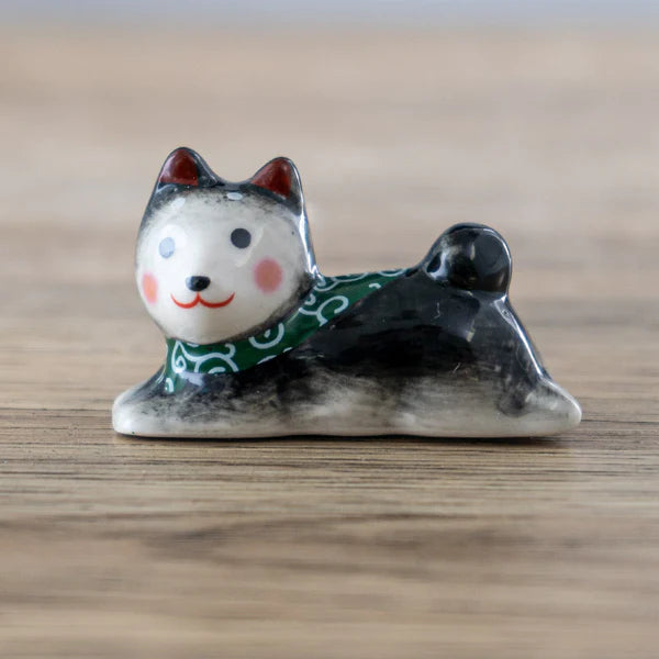 These cute ceramic rests are a perfect stationery addition to your desk! Use them for pens, paint brushes, or take them to your kitchen as a chopstick rest!
Size:2"L
Material: Porcelain
Weight: 1.6 oz
Origin: China