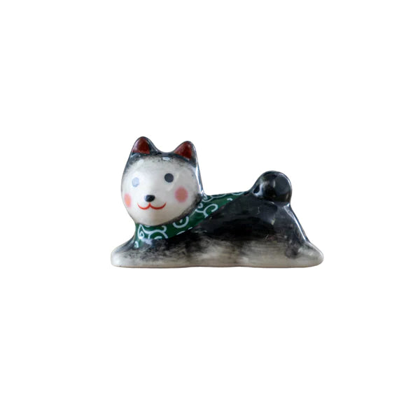 These cute ceramic rests are a perfect stationery addition to your desk! Use them for pens, paint brushes, or take them to your kitchen as a chopstick rest!
Size:2"L
Material: Porcelain
Weight: 1.6 oz
Origin: China