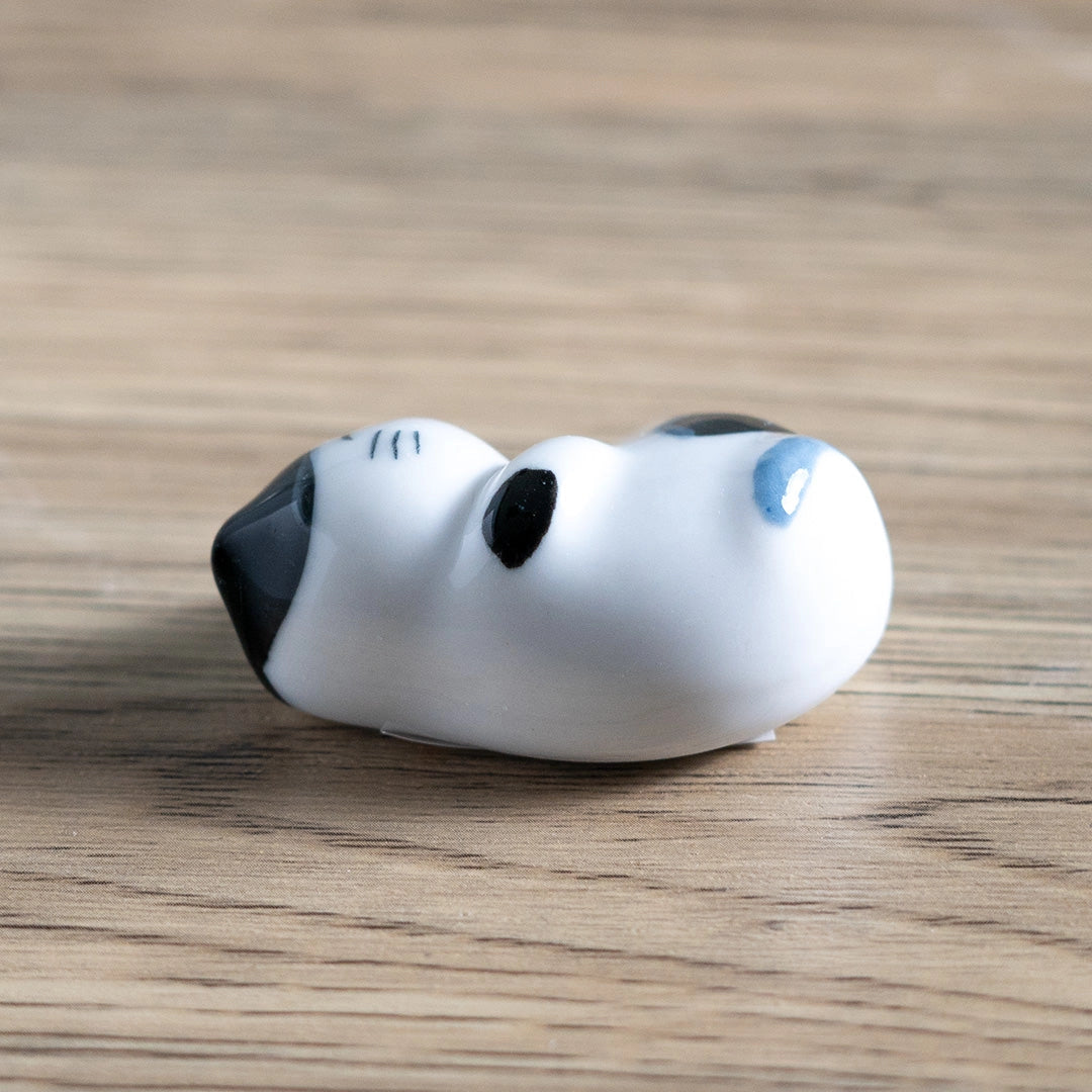 These cute ceramic rests are a perfect stationery addition to your desk! Use them for pens, paint brushes, or take them to your kitchen as a chopstick rest!
Size: 2"
Material: Ceramic
Weight:1.6 oz (45.36 g)
Origin: China