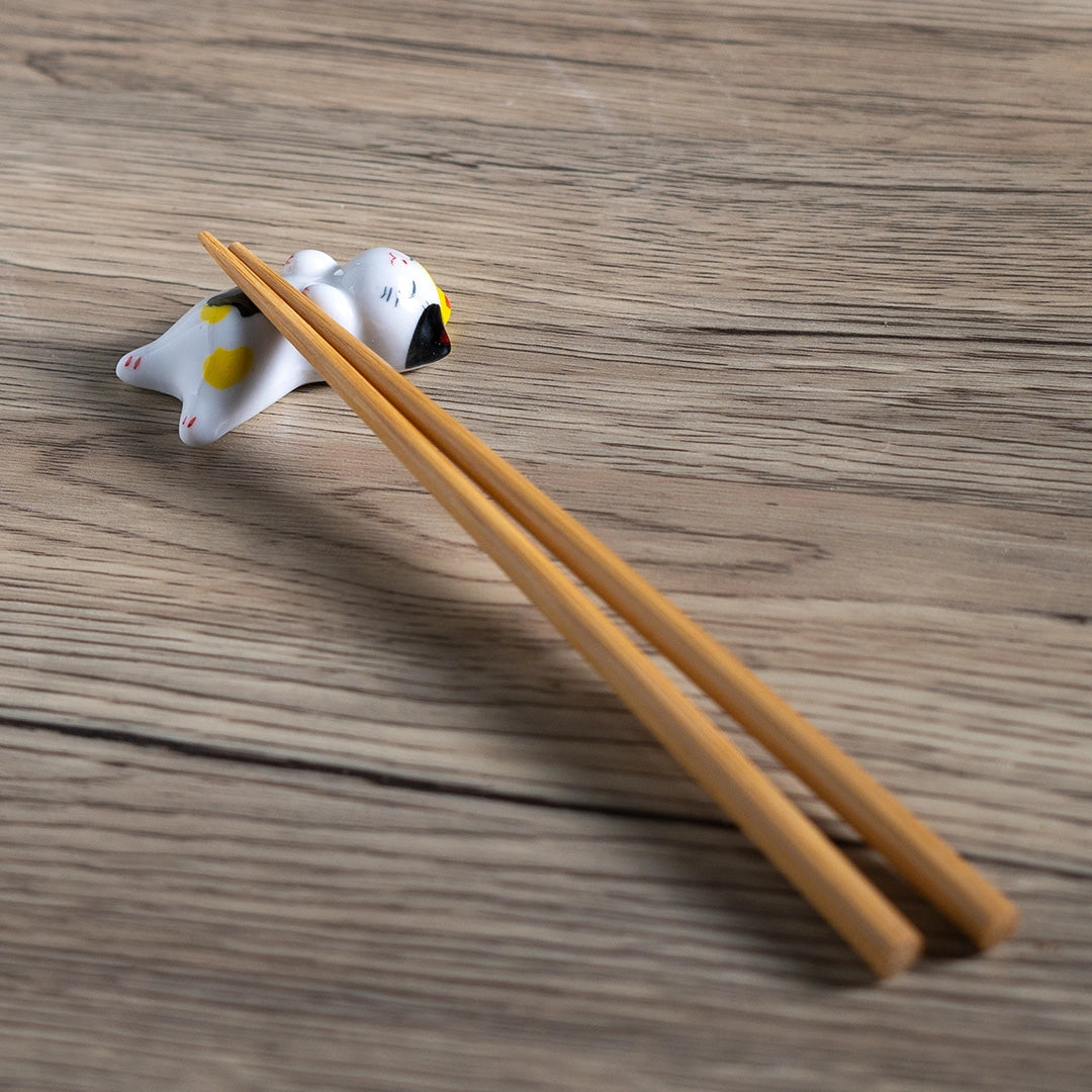 These cute ceramic rests are a perfect stationery addition to your desk! Use them for pens, paint brushes, or take them to your kitchen as a chopstick rest!
Size: 2"
Material: Ceramic
Weight:1.6 oz (45.36 g)
Origin: China
