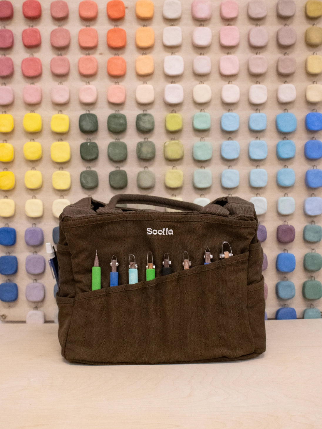 Soolla® Studio Bag – Coffee Bean
Your art is bold. Your bag should be too. The world's most loved art supply bag, pottery tool bag & knitting project bag – backed by over 20,000+ global artists!