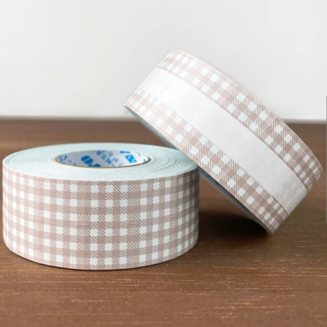Stamp Marche Gingham Label Sticker Roll - Dusty Pink
Label stickers with Stamp Marche original designs. These are stickers originally for price tag applicators,now featuring a gingham check pattern! They can also be used to seal letters and envelopes, or as decorative materials for your planner. Fold them in half to use as index stickers or write or stamp them. Each pack contains 1,000 stickers with the same design, making them ideal for daily use or sharing.
Product Size: Approx. 55 x 21.6 mm i