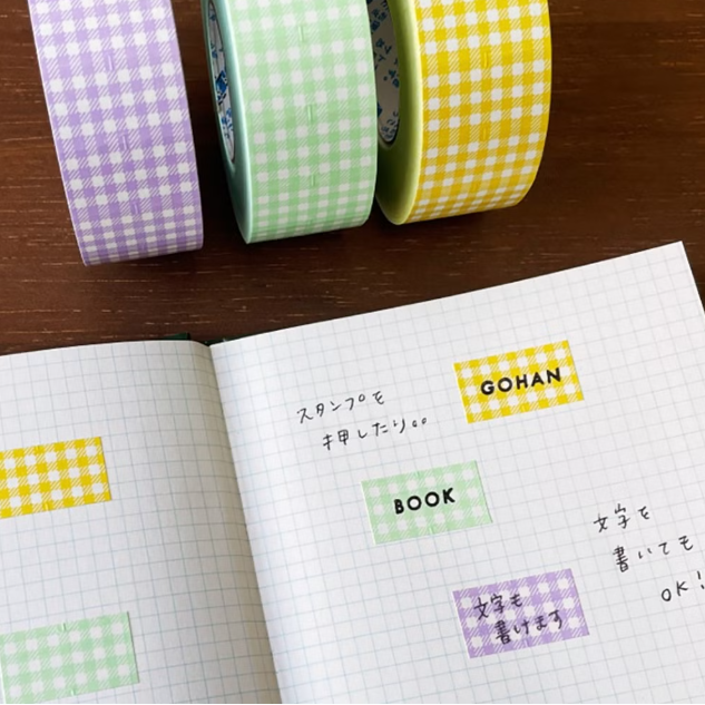 Label stickers with Stamp Marche original designs. These are stickers originally for price tag applicators,now featuring a gingham check pattern! They can also be used to seal letters and envelopes, or as decorative materials for your planner. Fold them in half to use as index stickers or write or stamp them. Each pack contains 1,000 stickers with the same design, making them ideal for daily use or sharing.
Product Size: Approx. 55 x 21.6 mm in diameter.
Sticker Size (Single Piece): Approx. 12.0