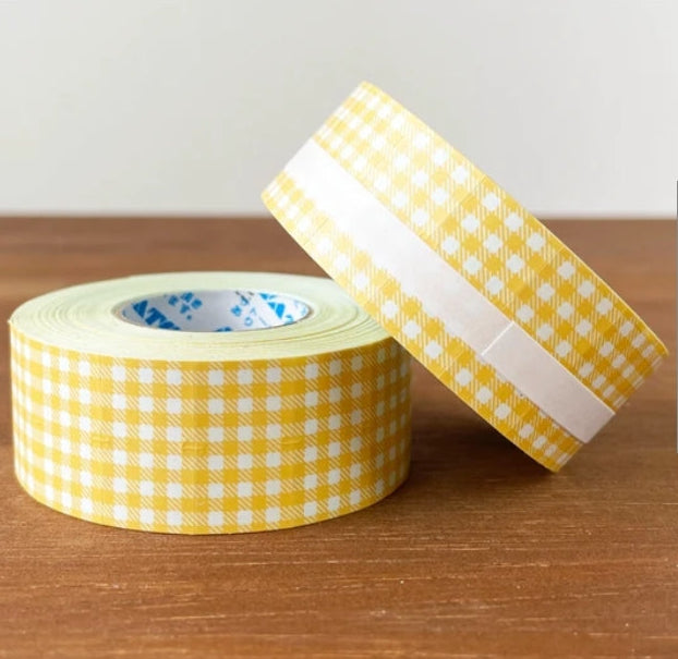 Stamp Marche Gingham Label Sticker Roll - Orange
Label stickers with Stamp Marche original designs. These are stickers originally for price tag applicators,now featuring a gingham check pattern! They can also be used to seal letters and envelopes, or as decorative materials for your planner. Fold them in half to use as index stickers or write or stamp them. Each pack contains 1,000 stickers with the same design, making them ideal for daily use or sharing.
Product Size: Approx. 55 x 21.6 mm in di