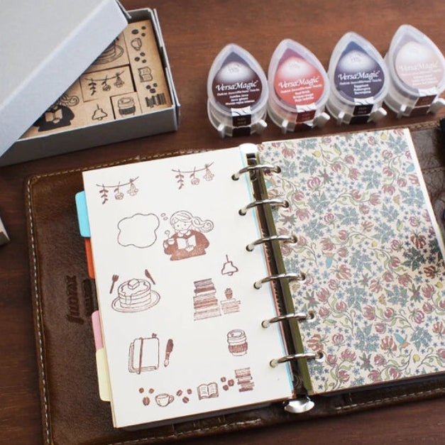 Step into a cozy world of creativity with the Creator’s Stamp Box – Book Café from Stamp Marche and Sonomi Kogei. This charming set brings together beautifully illustrated stamps inspired by warm café moments, books, and everyday comforts—perfect for adding personality to journals, planners, scrapbooks, and handmade cards.
Each stamp is crafted with a solid wooden mount and high‑quality rubber, giving you crisp, clean impressions every time.
This set includes 8 stamps.
Stamp size: approx. 