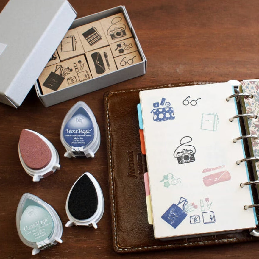 Step into a world of everyday charm with the Creator’s Stamp Box – Inside the Bag, a delightful collaboration between Stamp Marche and Sonomi Kogei. This curated set captures the little treasures we carry with us—perfect for adding personality and storytelling to your journal pages, planners, scrapbooks, and creative projects.
Each stamp is crafted with a solid wooden mount and high‑quality rubber, giving you crisp, clean impressions every time.
This set includes 8 stamps.
Stamp size: approx.&nb
