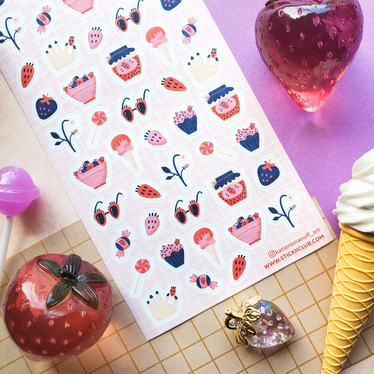 🍓🕶️ Sweet, bright, and ready for a strawberry-filled day out, @katieromanoff_art’s playful sheet is packed with all the little things that make summer feel extra fun. From berry sunglasses and strawberry nails to jam jars, frosty treats, cupcakes, candies, and tiny floral details. A fresh-picked mix of fruity charm, playful style, and berry-sweet fun.
Art by: @katieromanoff_art