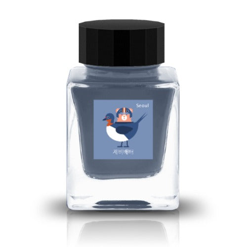 Swallow is a limited-edition ink created exclusively for the "Space Walk" event in 2025 in Seoul. This collection features local wildlife that can be found in Korea, such as the Swallow and Cuckoo.
30ml