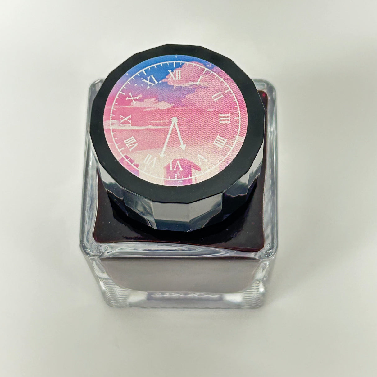 TONO & LIMS Ink - Special Collaboration - il mol Pink Shimmer
The Special Collaboration collection features inks from Tono & Lims during the "A Space Walk 2025" event in New York City! These collaboration inks shine uniquely with playful elements such as shimmer paired with fluorescent colors.
Collaboration with Pentonote
30ml
Water-based Shimmer and Pigment Powder Ink