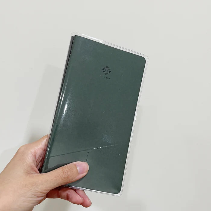 RECORD series exclusive transparent book cover, can hold 1 MASTER bullet notebook, or 2 LITE notebooks.
The outside is transparent PVC, and the folds on both sides are matte PVC, which will not stick the memo pad paper and stickers.
The four corners of the book cover are specially designed with rounded corners to make the book cover and notebook more compliant.
20 x 17.5cm
Clear Cover Only