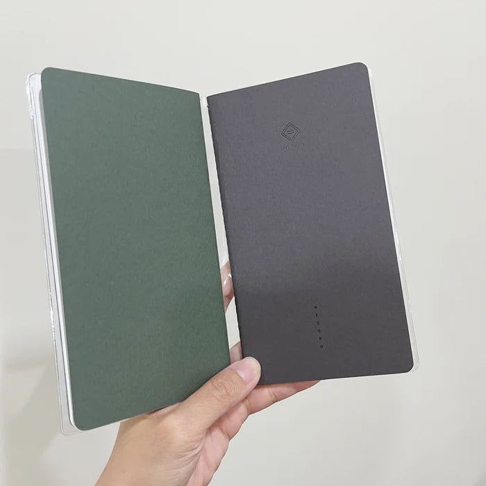 RECORD series exclusive transparent book cover, can hold 1 MASTER bullet notebook, or 2 LITE notebooks.
The outside is transparent PVC, and the folds on both sides are matte PVC, which will not stick the memo pad paper and stickers.
The four corners of the book cover are specially designed with rounded corners to make the book cover and notebook more compliant.
20 x 17.5cm
Clear Cover Only