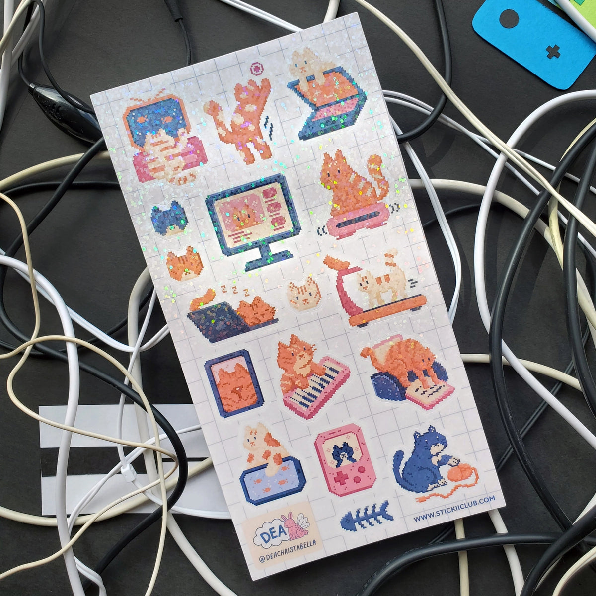 🐈 Cats can be tech-savvy too! From snapping a purrfect selfie to playing with a computer mouse, these cool cats by @deachristabella not only have tons of fun with electronics, but are made up of pixels themselves! Art by: @deachristabella
Top Coating: Holo Glitter
Adhesive Layer: Paper
Backing Layer: Clear PET
6.69" x 3.54".
Weight - 0.03lbs
1 sheet included